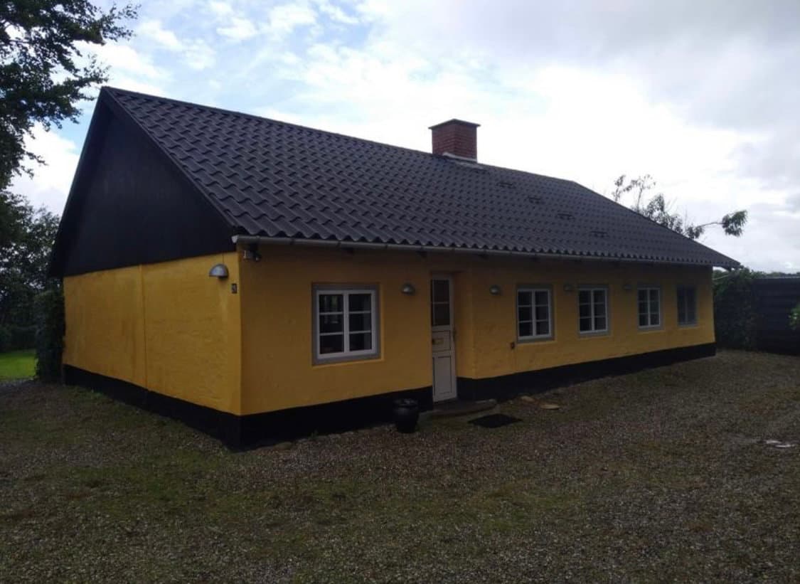 Idyllisk gammelt bondehus med lavt til loftet - billede 1