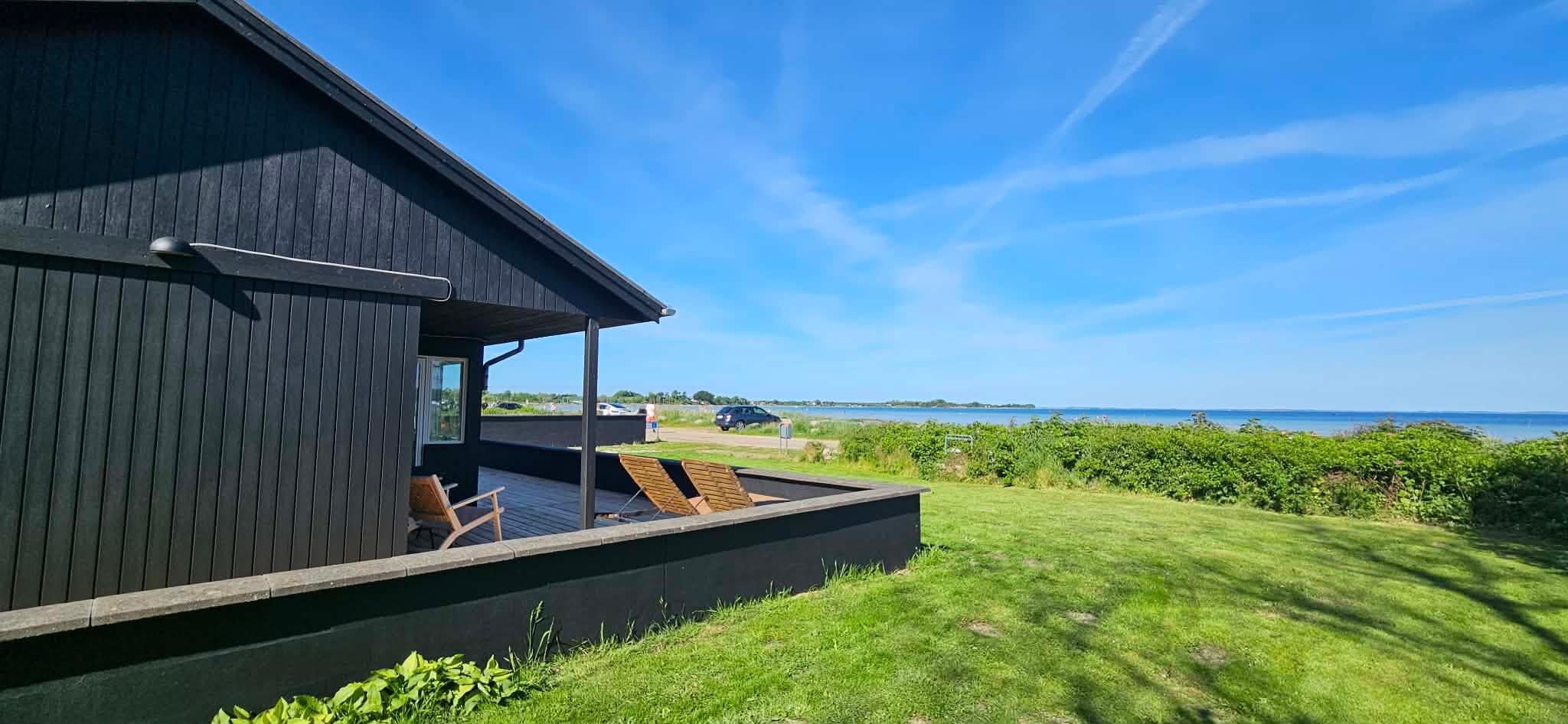Nyrenoveret strandhus med unik beliggenhed - billede 1