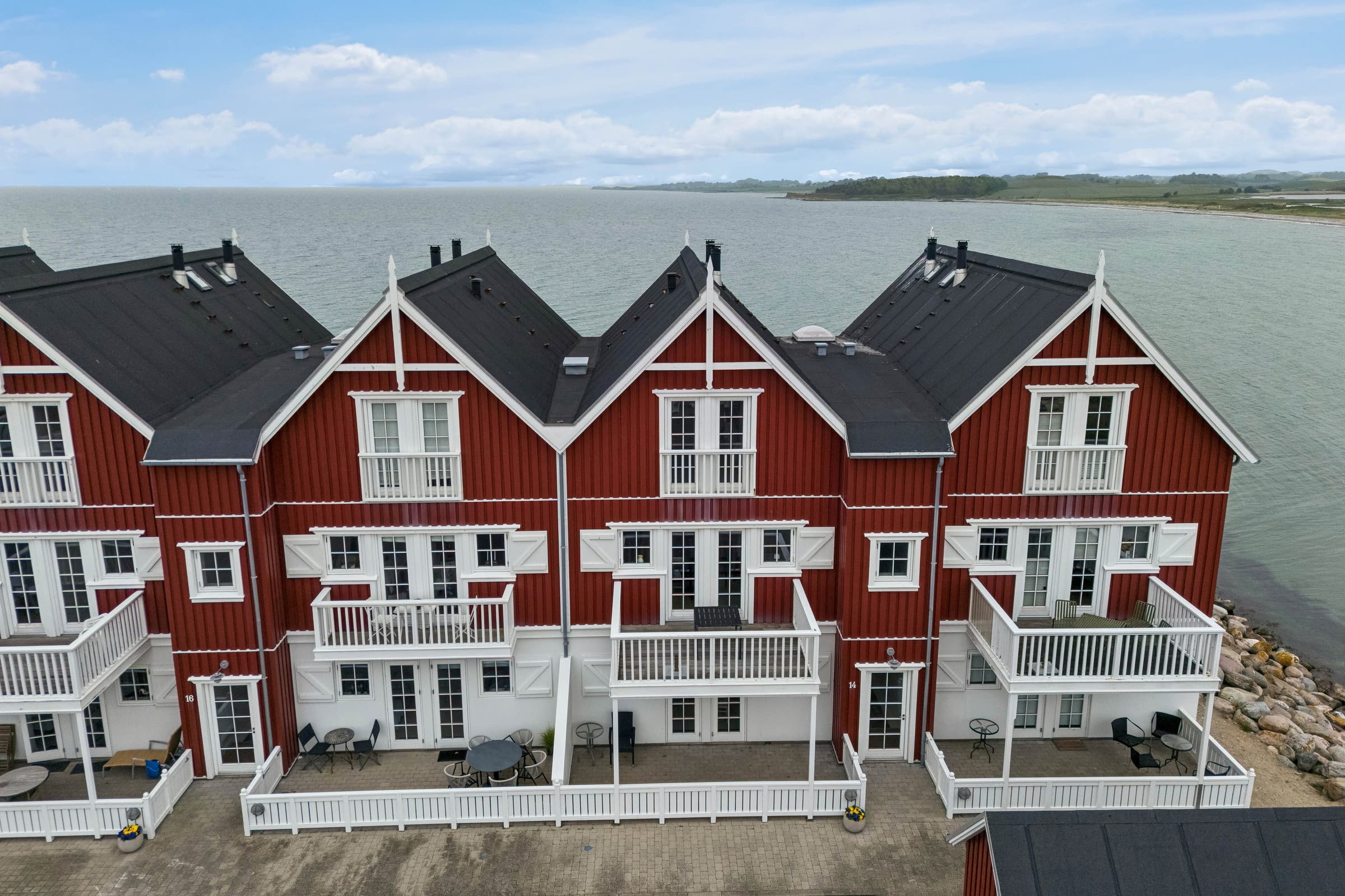 Sommerhus ved hav og børnevenlig strand - billede 1