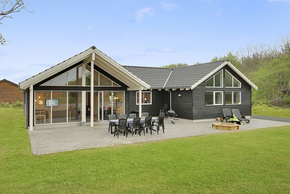 Stort sommerhus nær stranden ved Lohals på Langeland. - billede 1