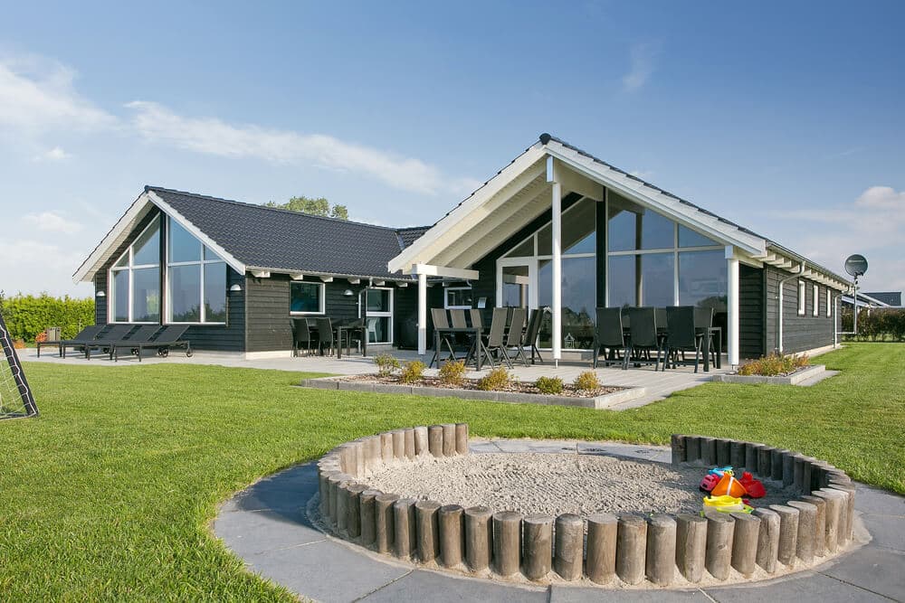 Fantastisk sommerhus med pool til 14 personer på Møn - billede 1
