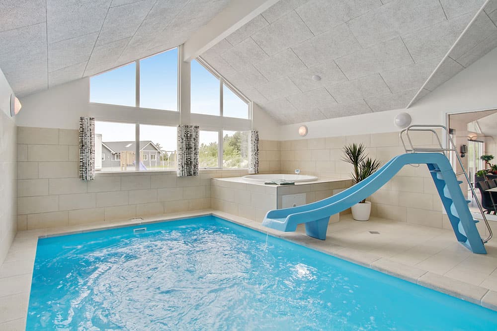 Fantastisk sommerhus med pool i Blåvand til 18 personer - billede 1