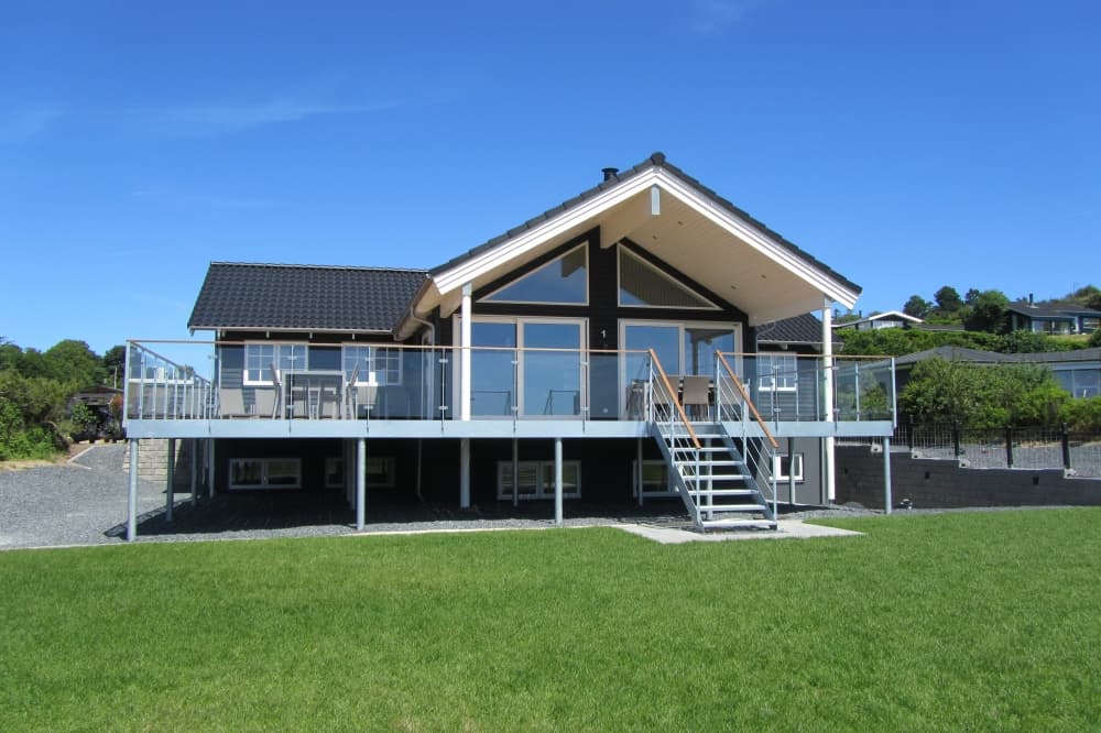 Stilfuldt poolhus med panoramaudsigt over Ebeltoft Vig - billede 1