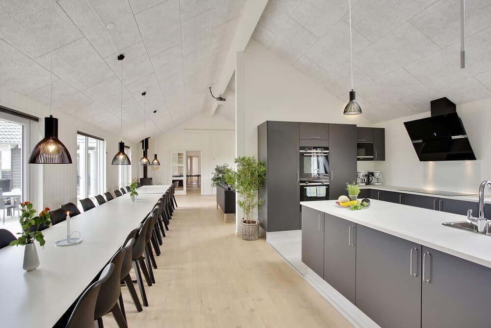 Skønt sommerhus til 30 pers. med udendørs multibane - billede 1