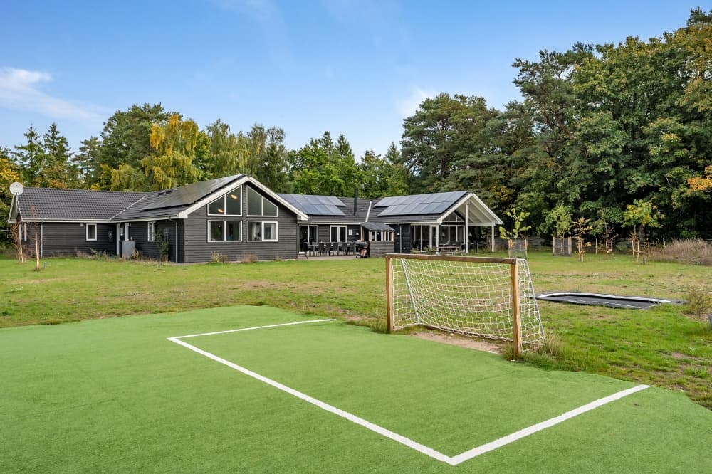 Stort poolsommerhus på Nordsjælland med mange indendørsaktiviteter til 30 gæster - billede 1