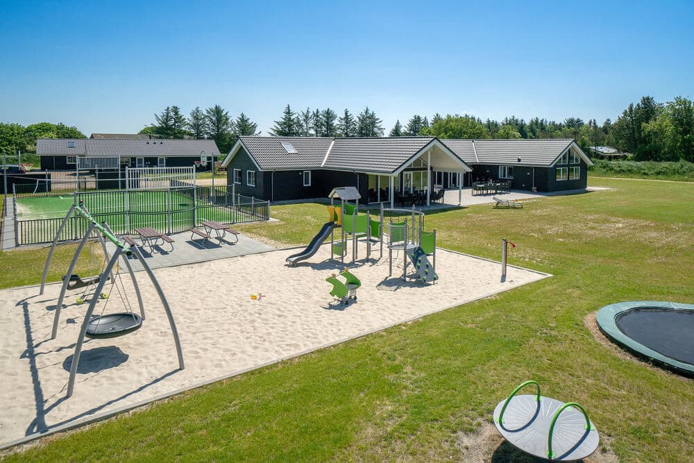 30-personers sommerhus med pool og udendørs multibane - billede 1