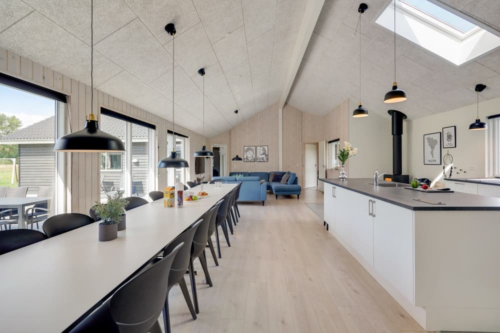 Stort og indbydende sommerhus med pool i Marielyst - billede 1