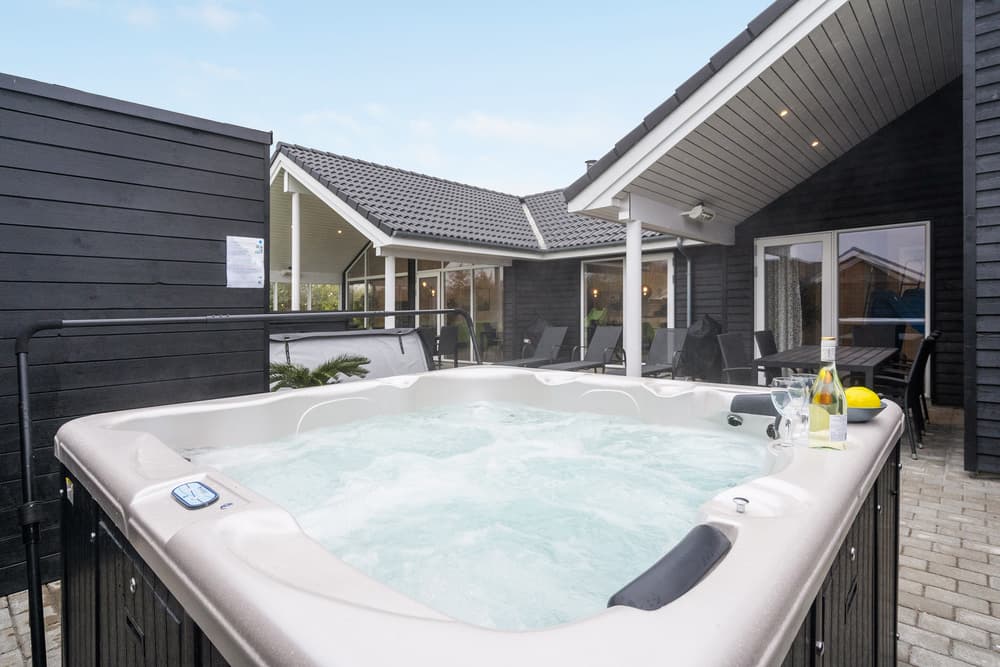 16-personers sommerhus med udespa- og sauna i Mommark - billede 1