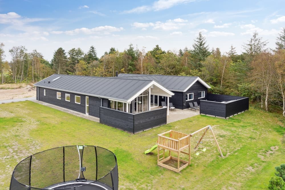 Skønt sommerhus med pool nær badestrand i Ålbæk - billede 1