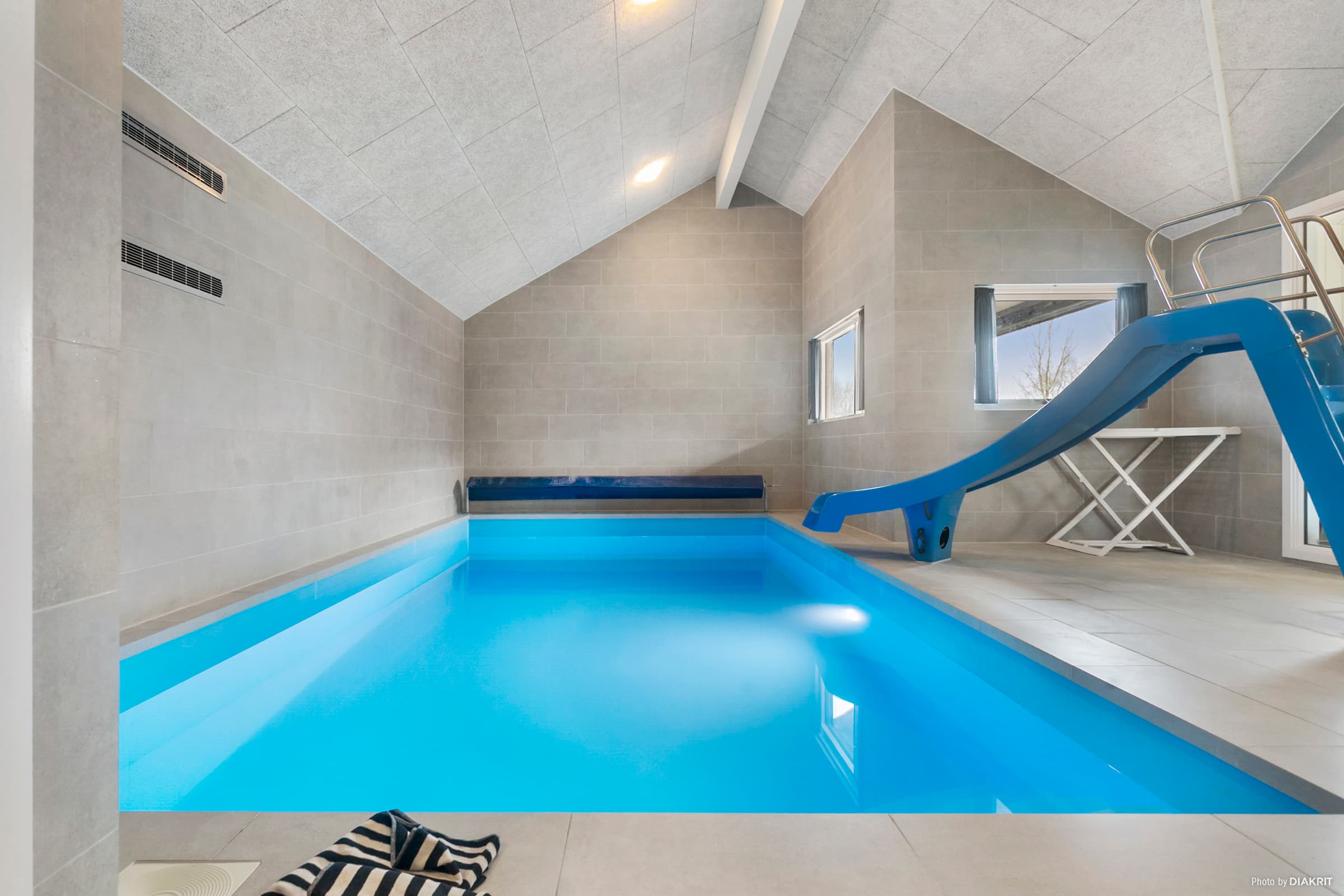 Poolsommerhus til 24 personer i Marielyst med pool, aktivitetsrum og projektor - billede 1