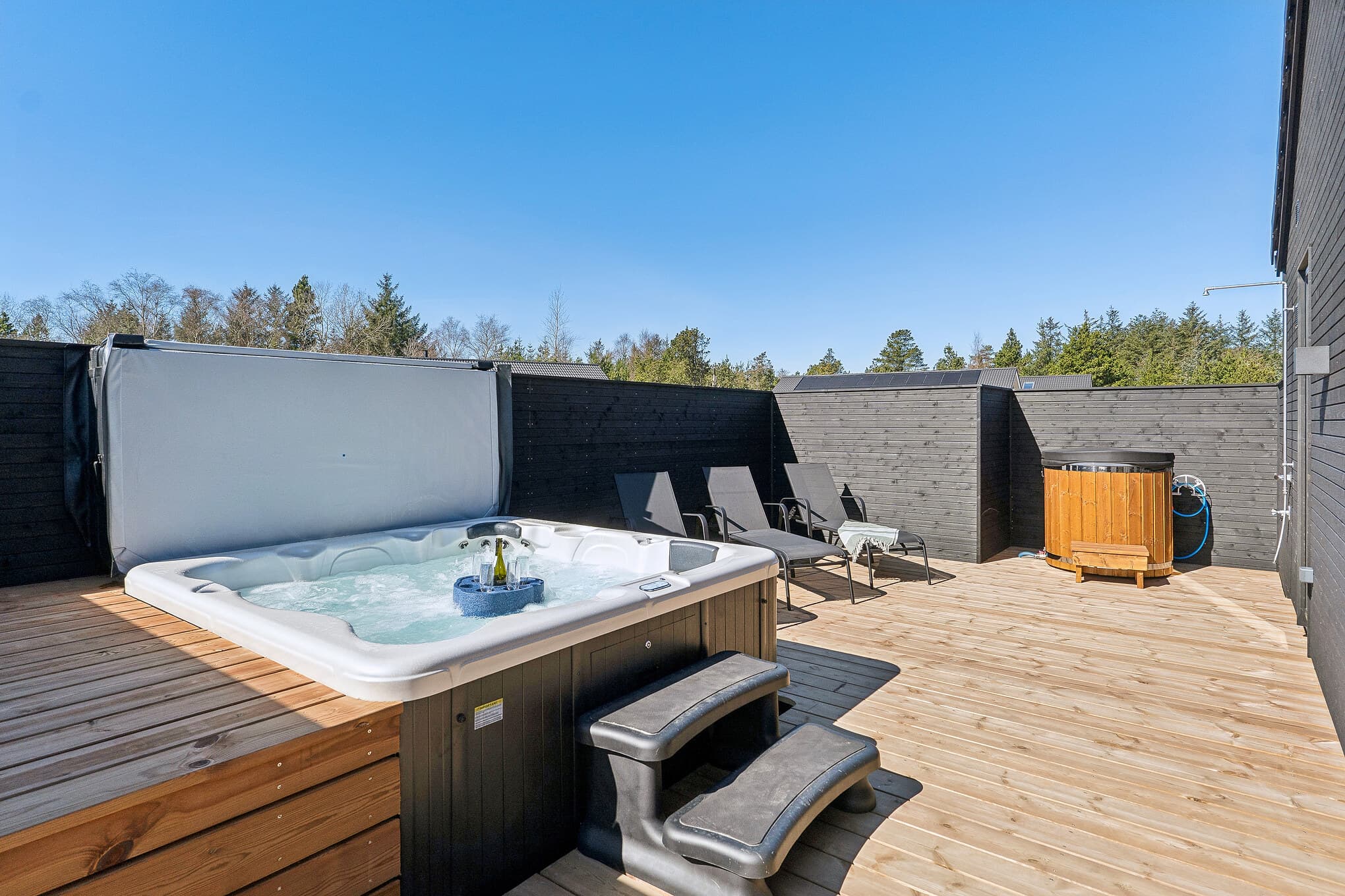 Stort poolsommerhus med havudsigt i Nr Lyngby med wellness og aktiviteter - billede 1