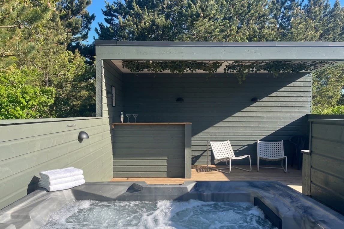 Lækkert sommerhus i Fjellerup med havkig og wellness – kun 100 meter fra stranden - billede 1